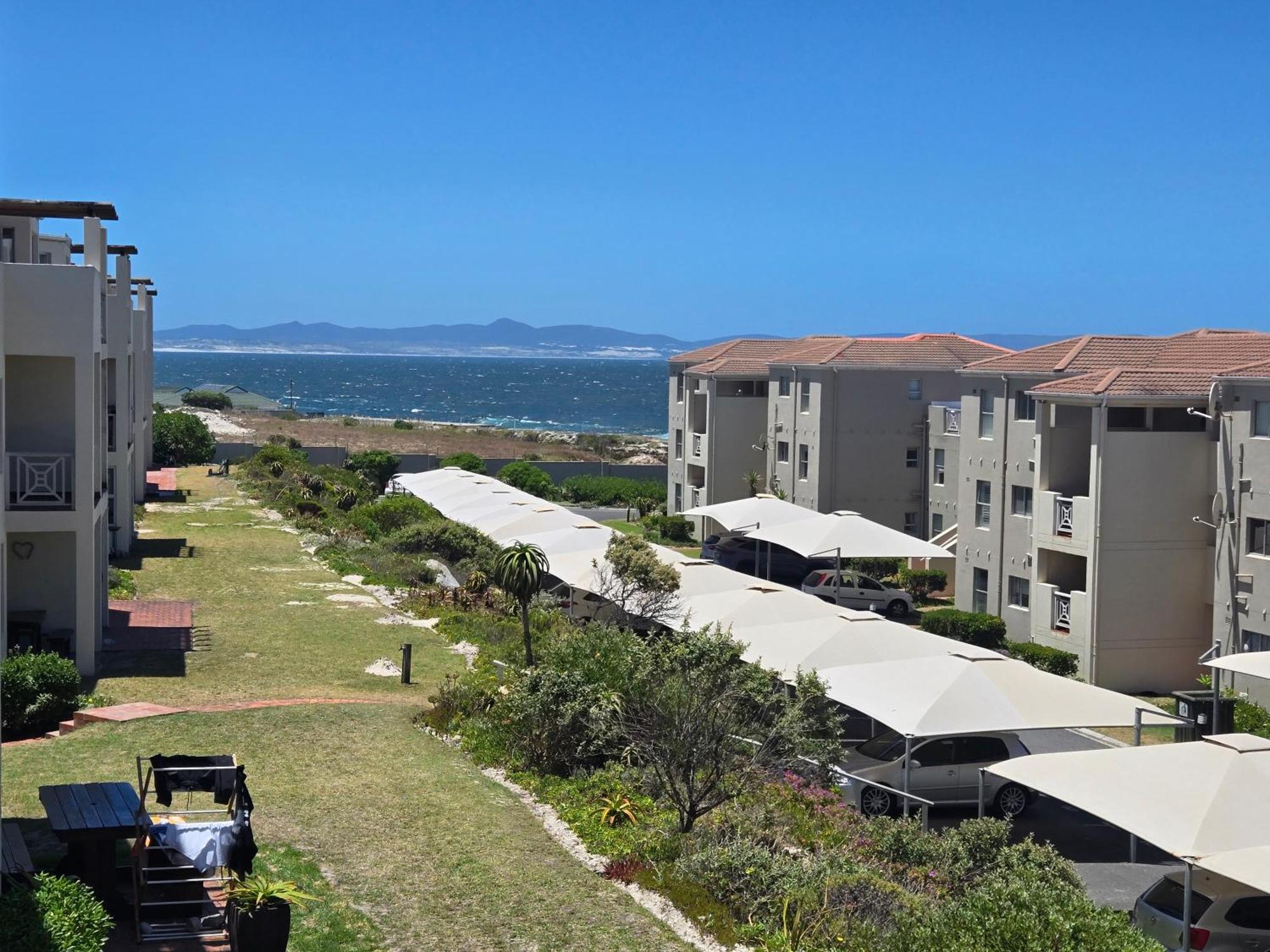 Апартаменты Hermanus Beach Club Номер фото